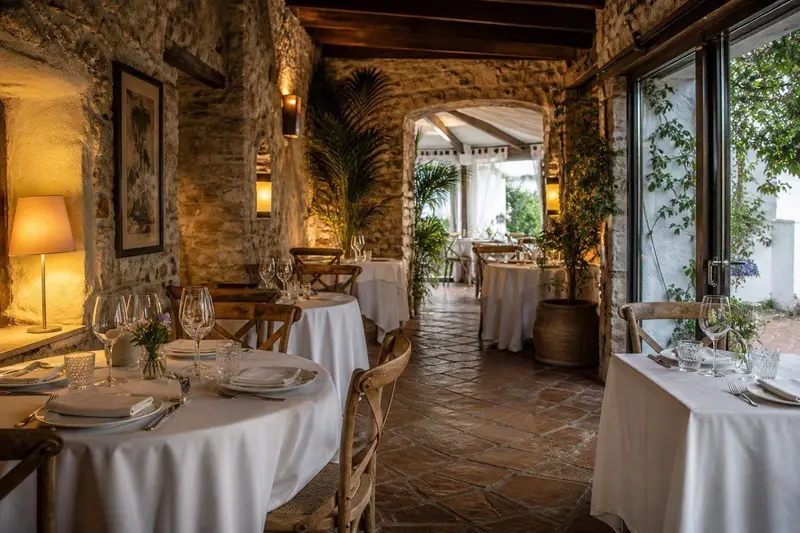 Interior de restaurante andaluz en Benahavís con mesas preparadas