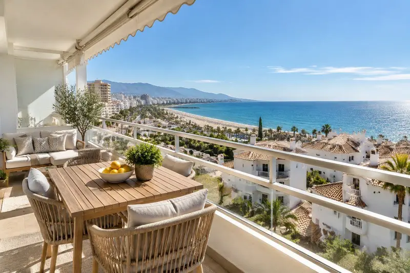 Apartamento turístico con terraza y vistas al mar en Torremolinos al atardecer