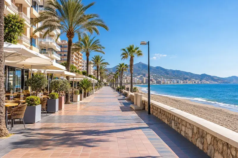 Paseo marítimo de Fuengirola con palmeras, cafeterías y el mar Mediterráneo bajo el sol de la Costa del Sol