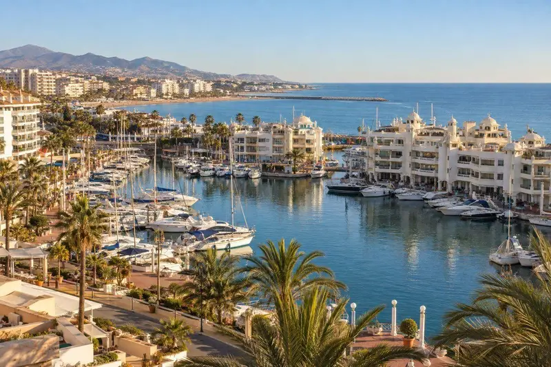 Vista de la costa de Benalmádena con su puerto deportivo y edificios al sol