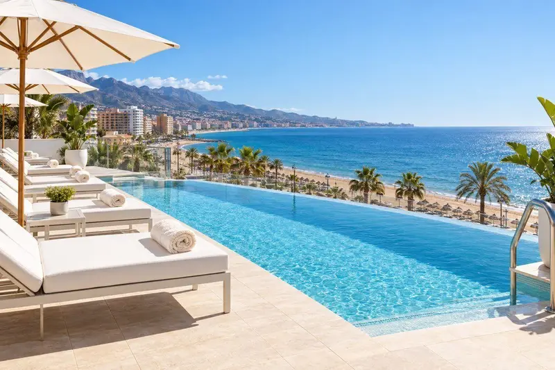 Piscina y terraza de un hotel con vistas al mar en Fuengirola