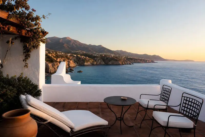 Terraza de hotel boutique con vistas al Mediterráneo en Nerja