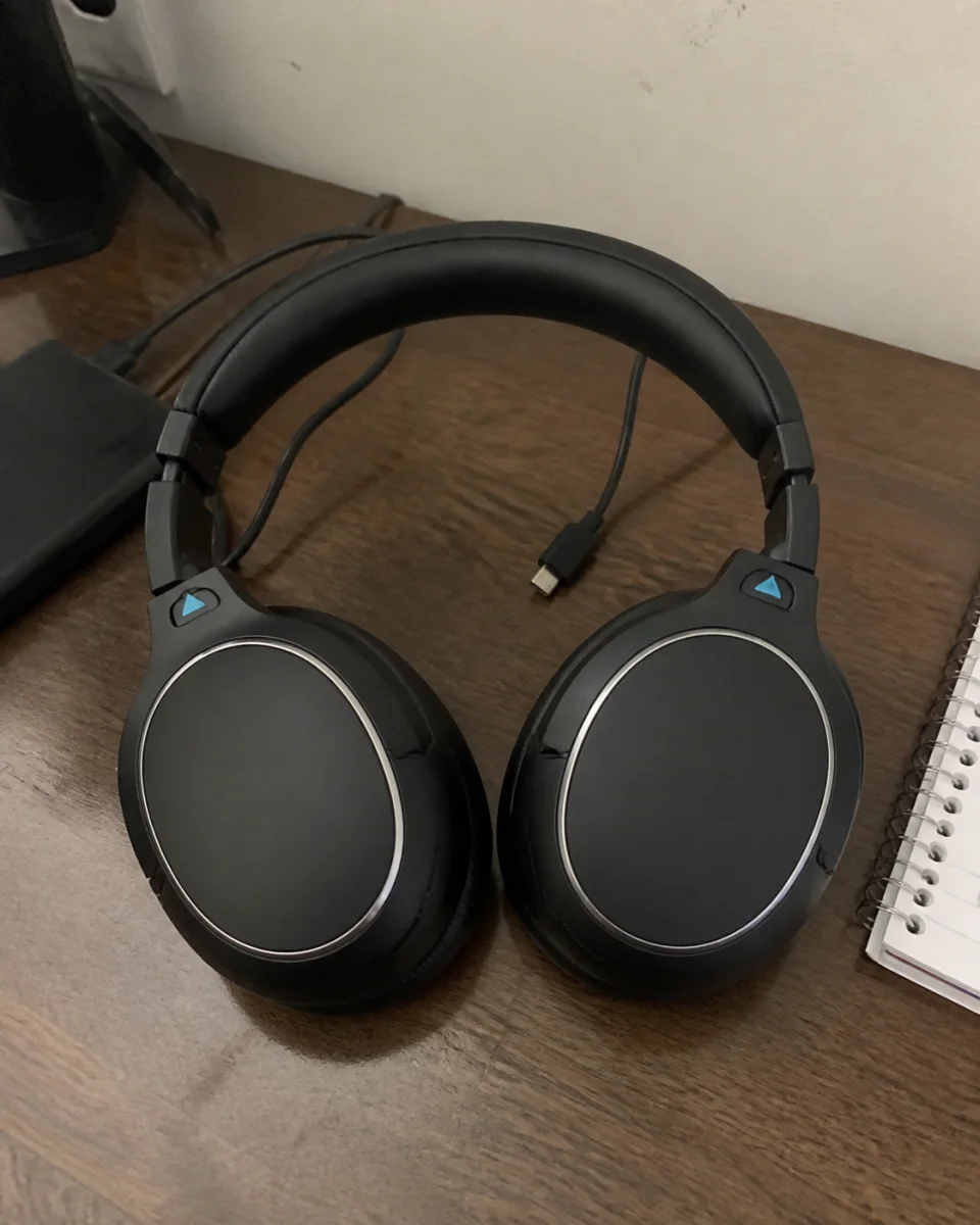 Foto original de unos auriculares negros sobre un escritorio