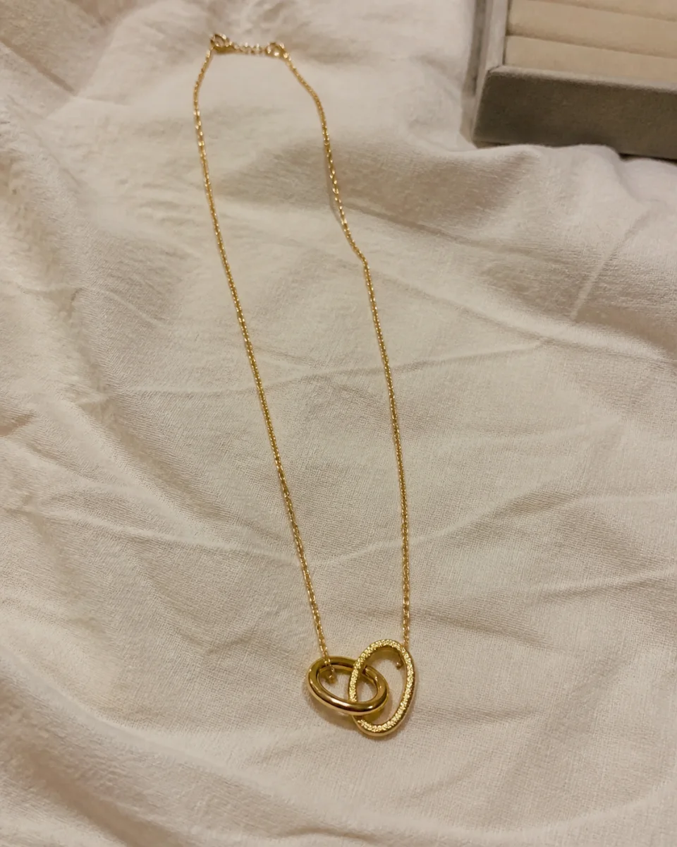 Foto original de un colgante dorado sobre una tela